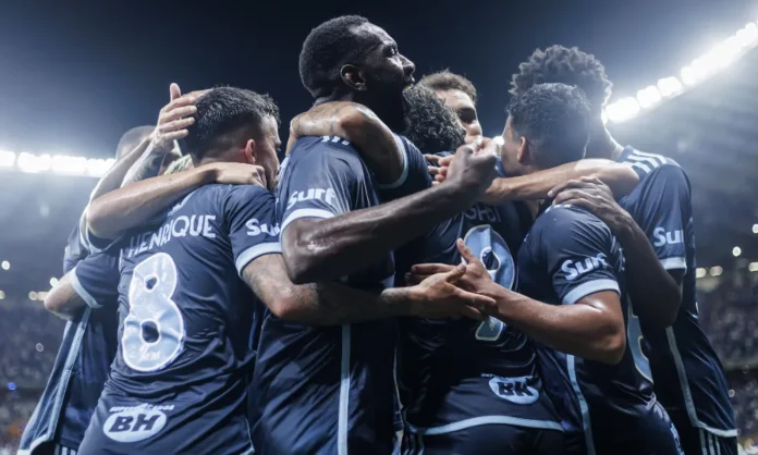 Jogadores do Cruzeiro comemoram gol contra o Uberlândia