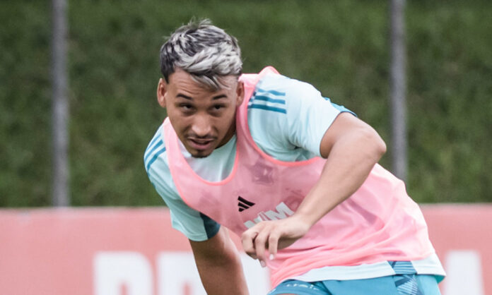 Japa, volante do Cruzeiro, em treino na Toca II