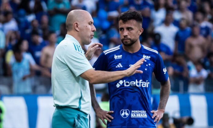 Leonardo Jardim conversa com Matheus Henrique em jogo do Cruzeiro no Mineirão