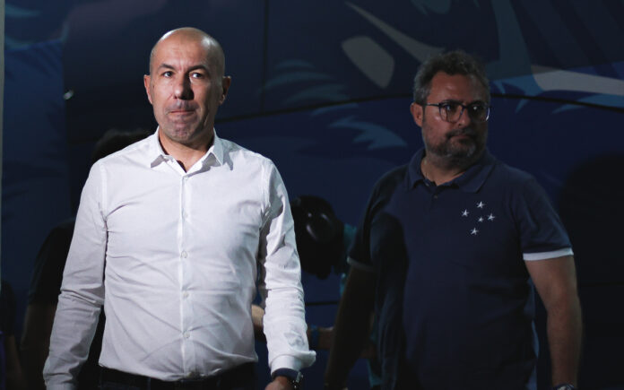 Leonardo Jardim e Alexandre Mattos trabalham por reforços no Cruzeiro