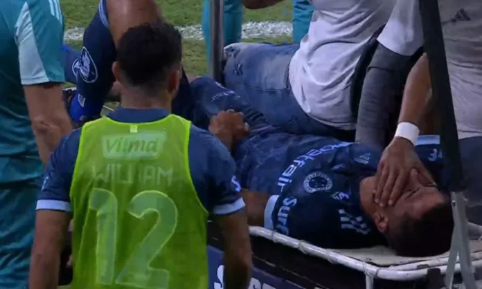 João Marcelo, zagueiro do Cruzeiro, deixou jogo chorando