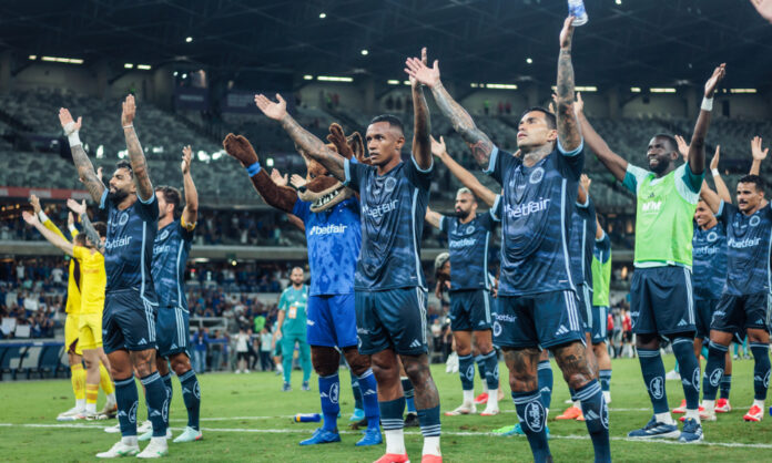 Jogadores do Cruzeiro celebram com torcida no Mineirão