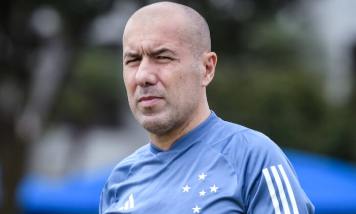 Leonardo Jardim em treino do Cruzeiro