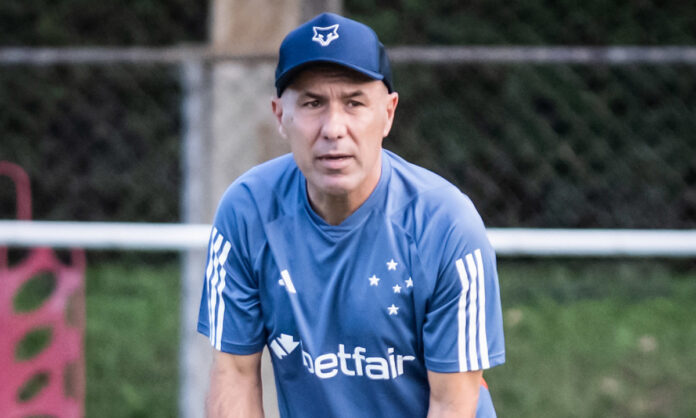 Leonardo Jardim em treino na Toca II