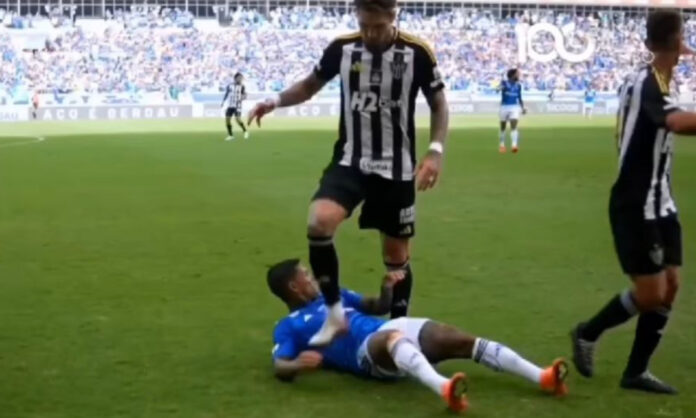 Lyanco pisou na mão de Dudu durante o clássico