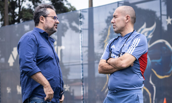 Alexandre Mattos e Leonardo Jardim em treino do Cruzeiro na Toca II