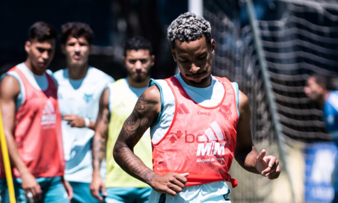 Matheus Pereira em treino na Toca II