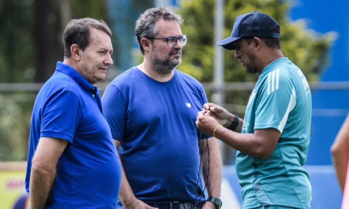Pedro Lourenço assiste a treino do Cruzeiro na Toca II