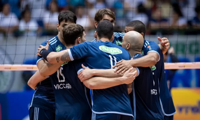 Jogadores do Sada Cruzeiro se abraçam durante jogo no Riachão