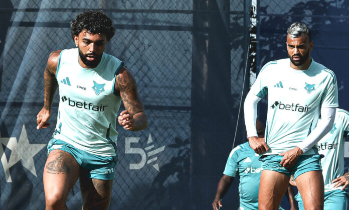 Gabigol e Fabrício Bruno em treino na Toca II