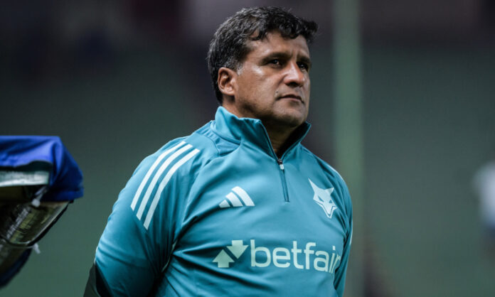 Wesley Carvalho, interino do Cruzeiro desde a demissão de Diniz