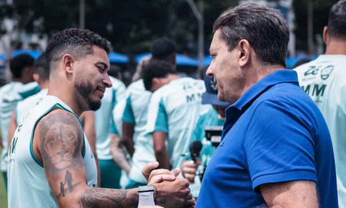 William e Pedrinho em treino do Cruzeiro na Toca da Raposa II William e Pedrinho em treino do Cruzeiro na Toca da Raposa II