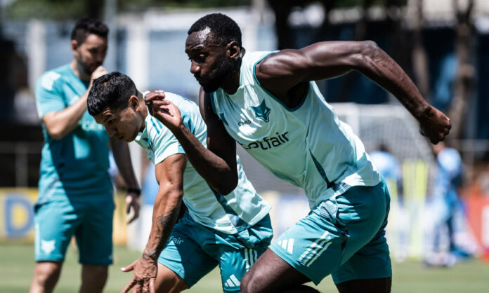 Bolasie em treino do Cruzeiro na Toca II