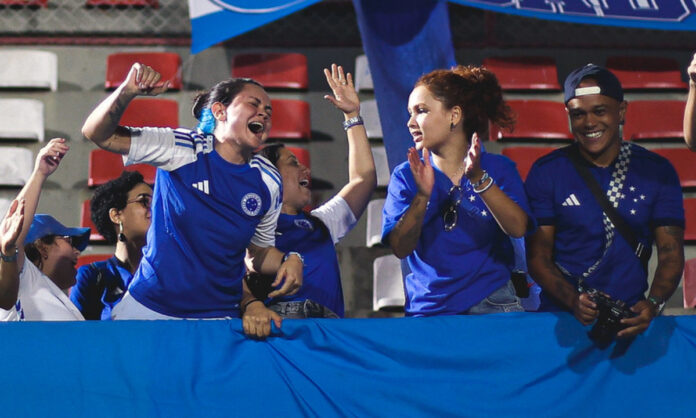 Torcida do Cruzeiro no Castor Cifuentes