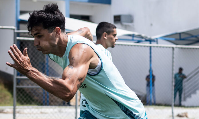 Dinenno em treino do Cruzeiro nesta quinta-feira (20)