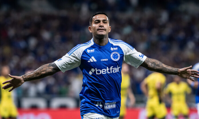 Dudu comemora primeiro gol do Cruzeiro
