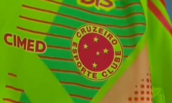 Cruzeiro lançou camisa de goleiro com escudo vermelho