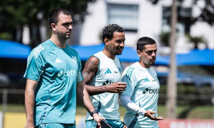 Fagner ao lado de Matheus Pereira em treino do Cruzeiro