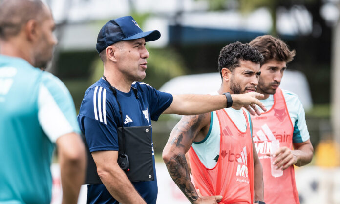 Leonardo Jardim em treino do Cruzeiro