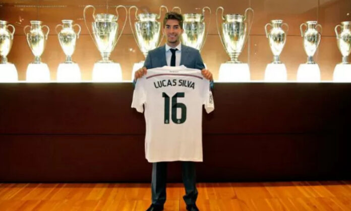 Lucas Silva em apresentação no Real Madrid em 2015