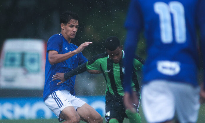 Murilo Rhikman em jogo do Cruzeiro no sub-20
