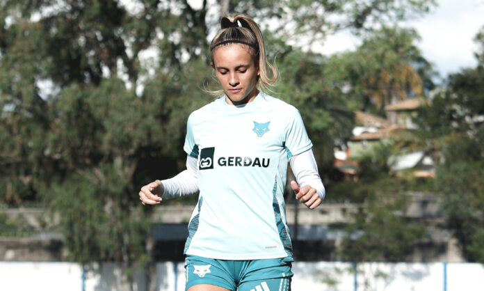 Vitória Calhau em treino do Cruzeiro na Toca I
