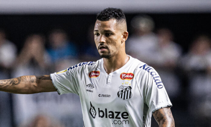 Zé Ivaldo em jogo pelo Santos no Paulistão
