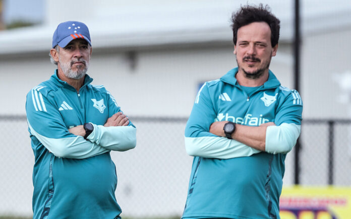 Diniz ao lado de Bertelli, seu preparador físico, em treino do Cruzeiro nos EUA