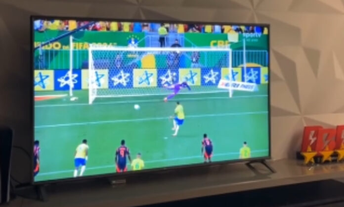 Bolasie vibrou com gol de Raphinha contra a Colômbia