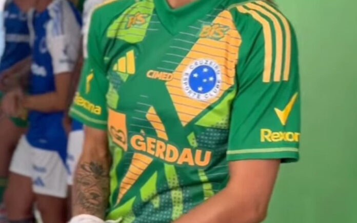 Segundo modelo da camisa de goleiro do Cruzeiro