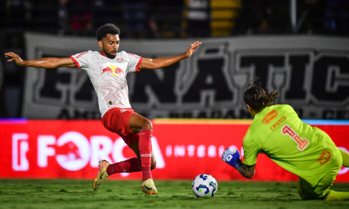 Cássio, do Cruzeiro, contra o Bragantino