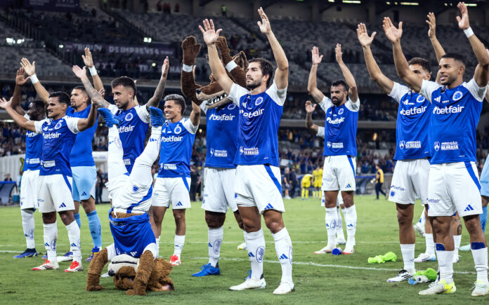 Jogadores do Cruzeiro comemoram vitória no Mineirão