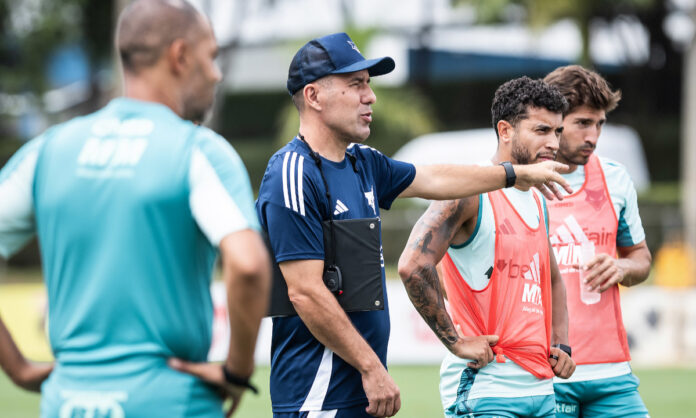 Leonardo Jardim durante treino do Cruzeiro na Toca II