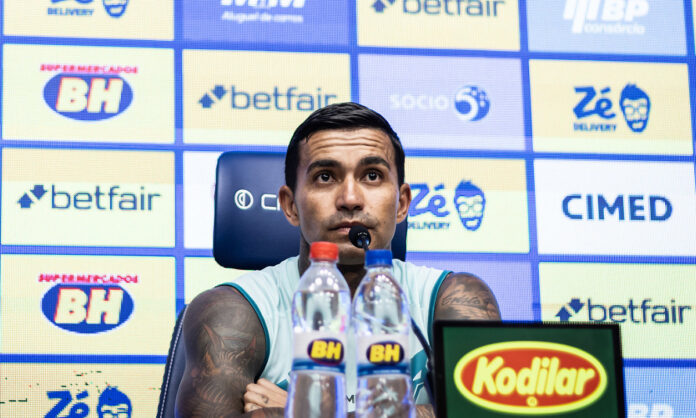 Dudu em coletiva na Toca da Raposa II