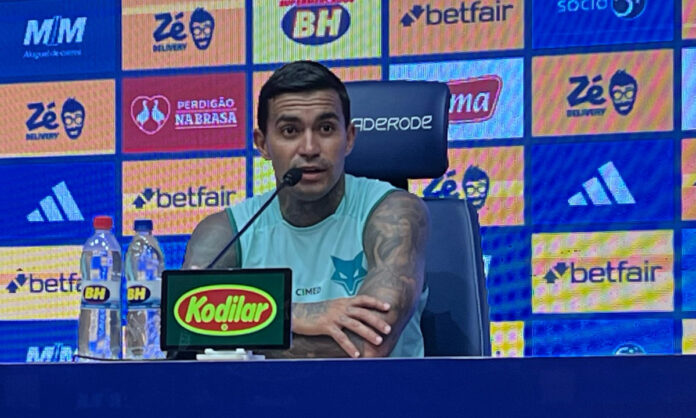 Dudu, atacante do Cruzeiro, em coletiva na Toca