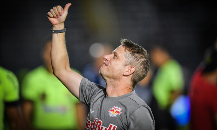 Fernando Seabra, técnico do Bragantino
