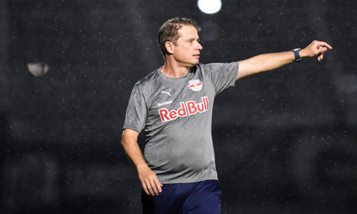 Fernando Seabra, técnico do Bragantino