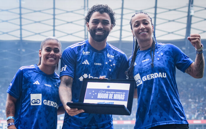 Gabigol ao lado de Vanessinha e Byanca Brasil, do Cruzeiro Feminino, em sua apresentação, em janeiro