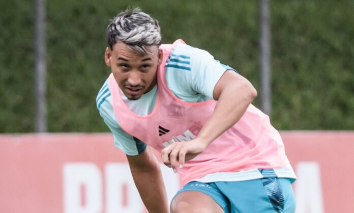 Japa, volante do Cruzeiro, em treino na Toca II