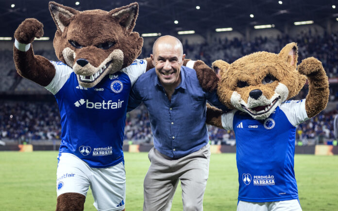 Leonardo Jardim, técnico do Cruzeiro, celebra vitória na estreia do Brasileirão