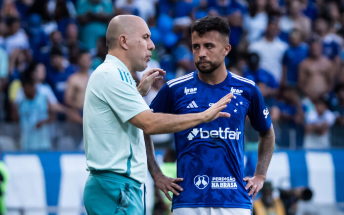 Leonardo Jardim orienta Matheus Henrique em jogo do Cruzeiro