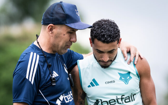 Jardim conversa com William em treino do Cruzeiro na Toca II
