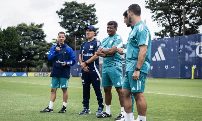 Comissão técnica do Cruzeiro reunida durante treinamento na Toca II.