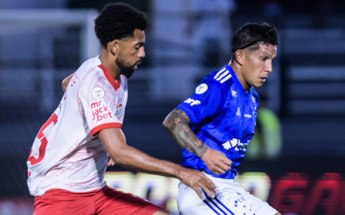 Lucas Romero, do Cruzeiro, em jogo contra o Bragantino em 2024