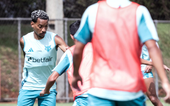 Matheus Pereira em treino na Toca II
