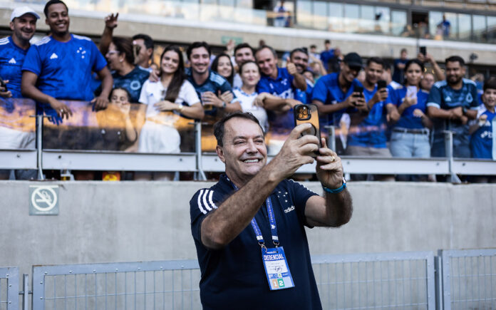 Pedro Lourenço tira foto com torcedores no Mineirão