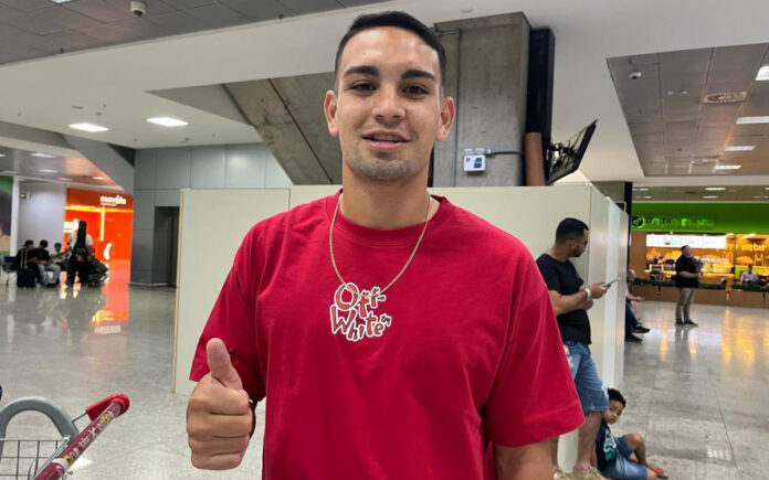 Ex-Cruzeiro, Fabrizio Peralta desembarcou nesta segunda (3) em Curitiba
