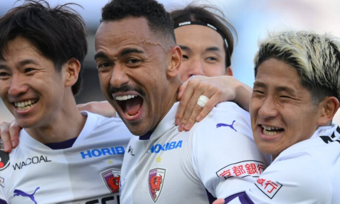 Rafael Elias comemora gol pelo Kyoto Sanga