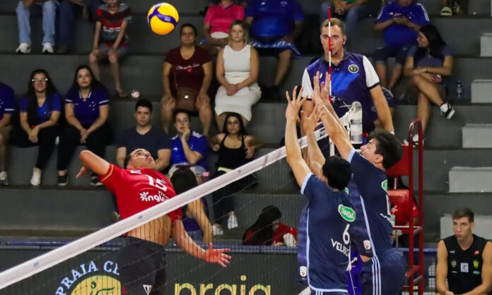 Sada Cruzeiro na vitória sobre o Sesi Bauru, na semifinal do Sul-Americano de Vôlei.