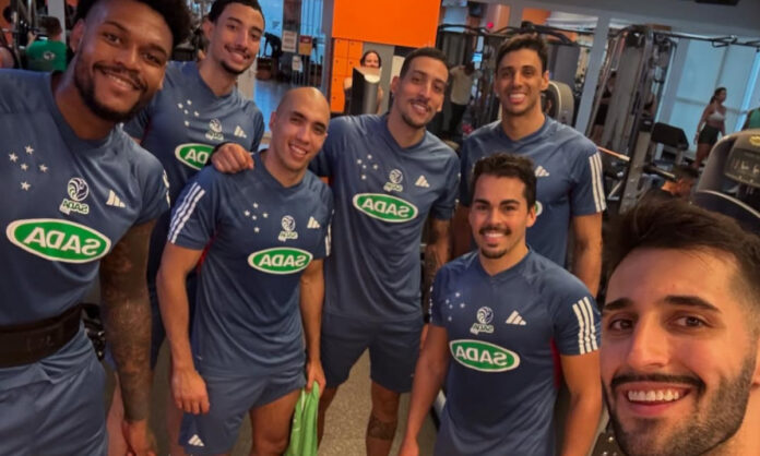 Jogadores do Sada Cruzeiro em academia de Uberlândia